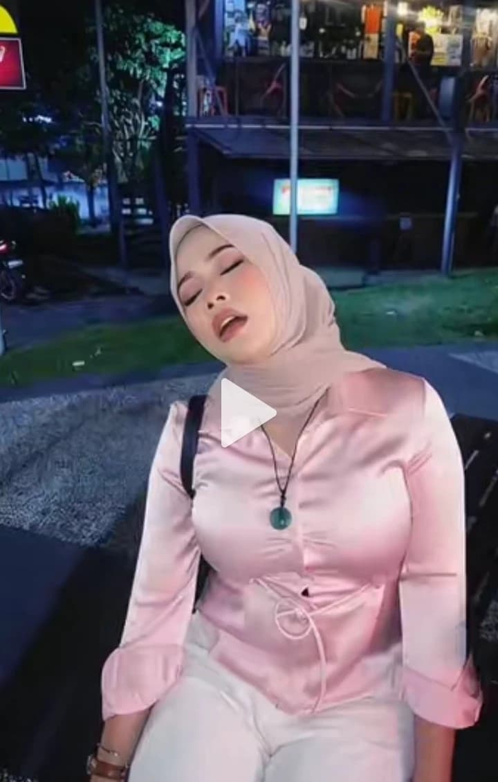 Woman sleeping in the park thumbnail