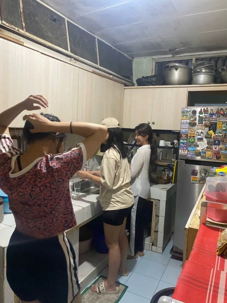 Living with 3 Pinay Friends thumbnail