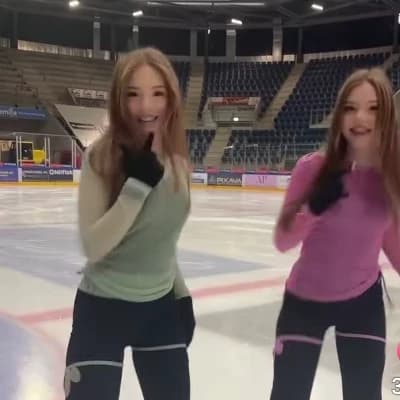 Amelia & Letizia: Twins_On_Ice thumbnail