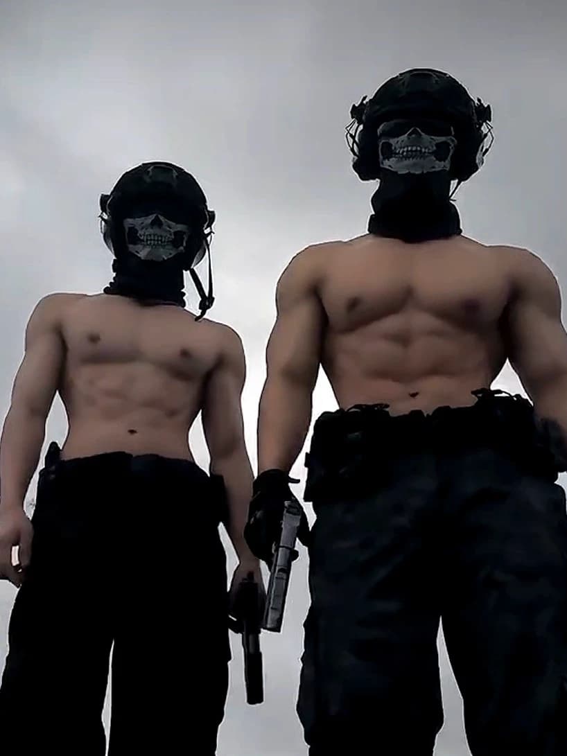 Two Russian soldiers thumbnail