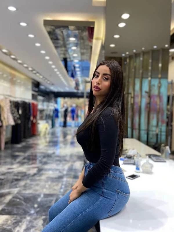 Mature Escort in  Dubai 0564401582  Dubai Escorts Service  thumbnail