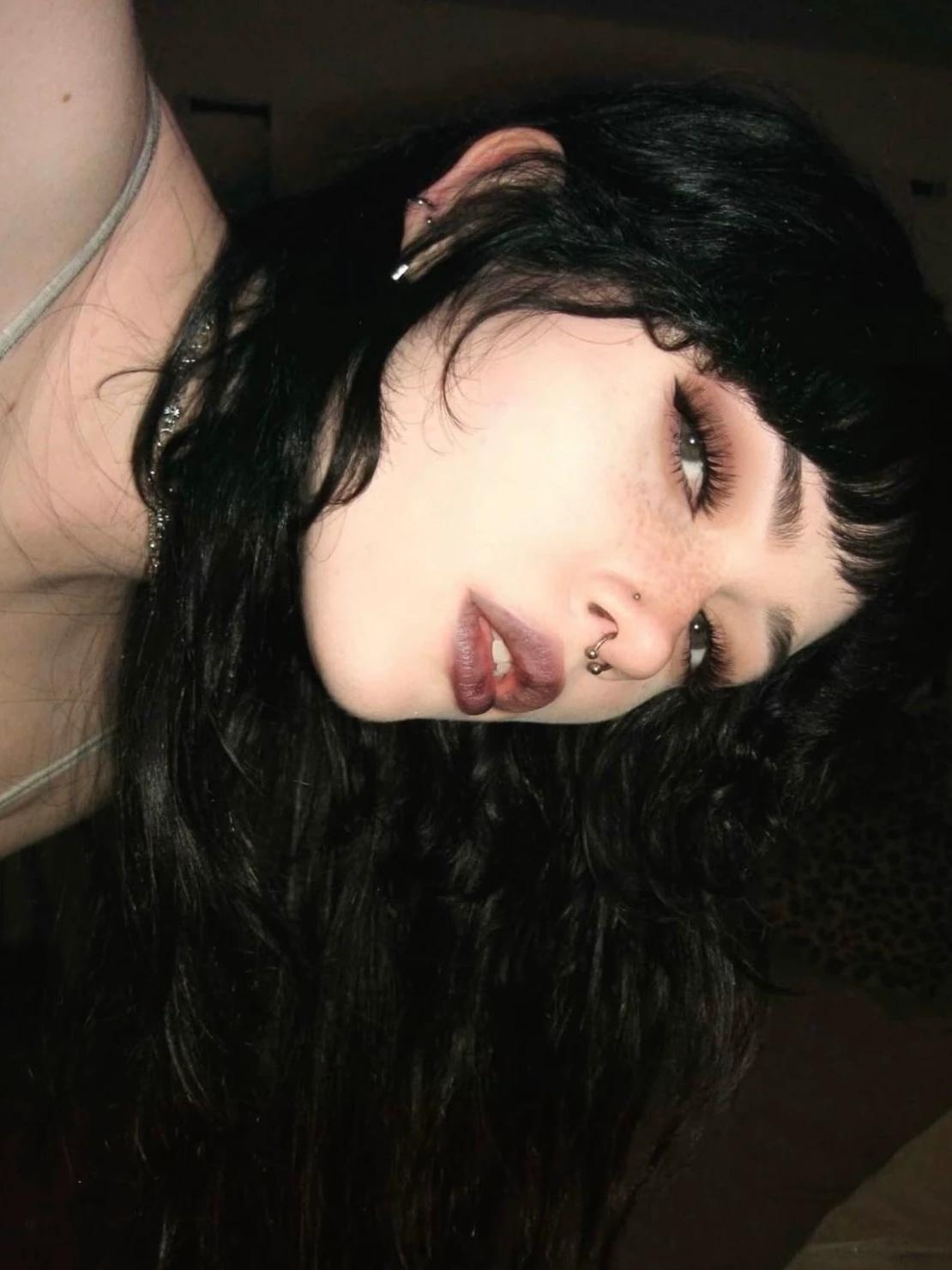 Mia thumbnail