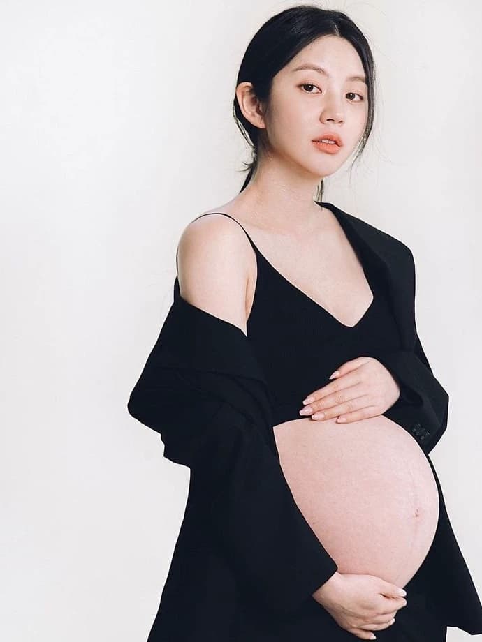 Pregnant maid thumbnail