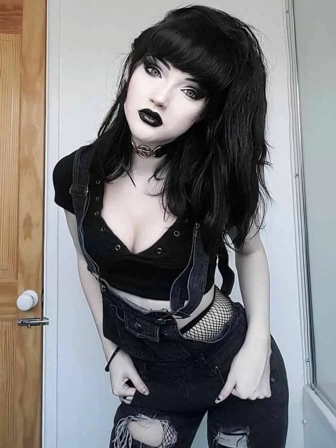 Luna – The Goth Girl thumbnail