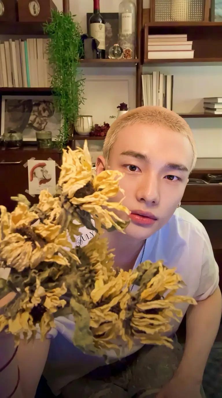 Hwang Hyunjin thumbnail