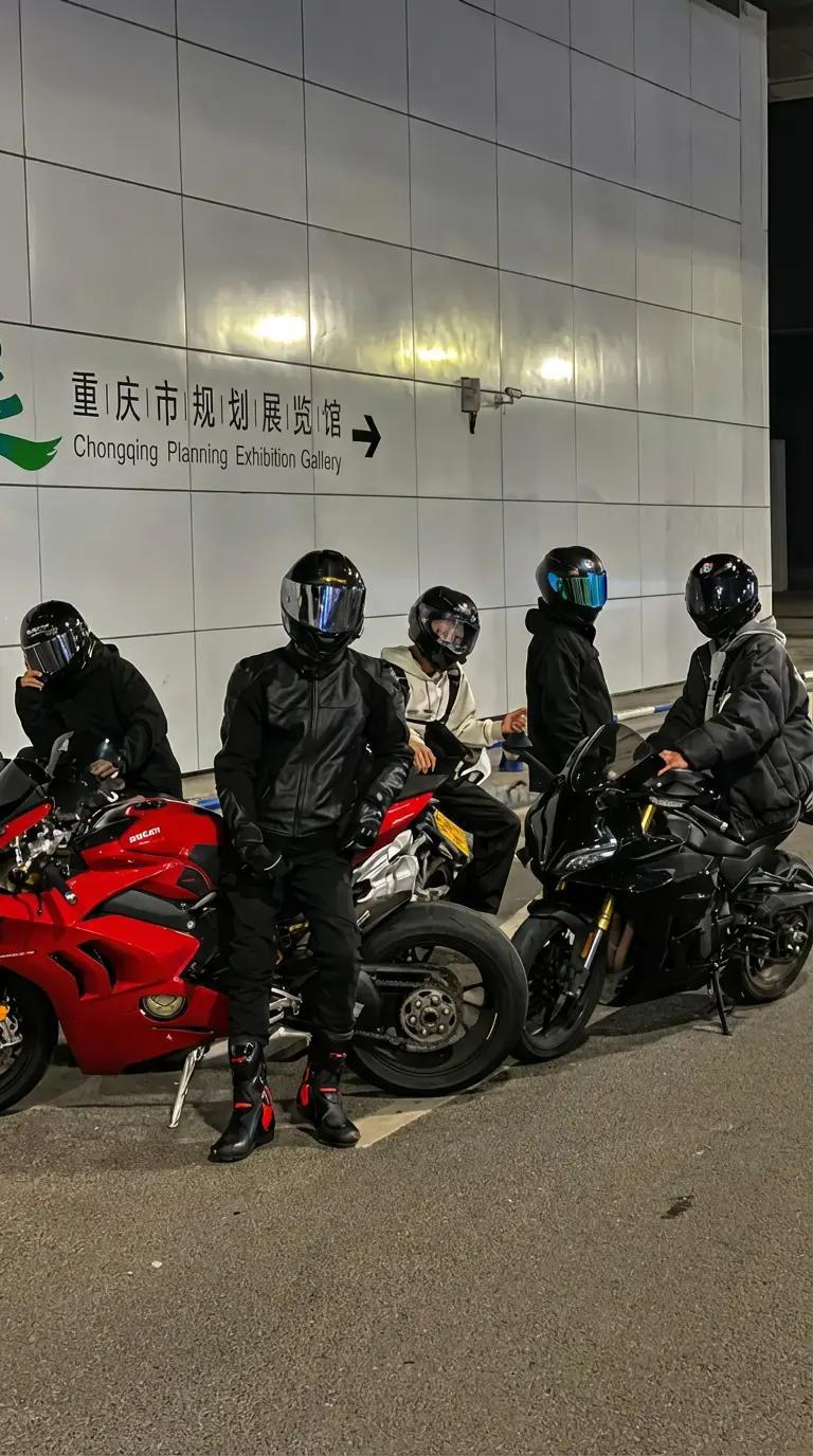Group of cute bikers ♡ thumbnail