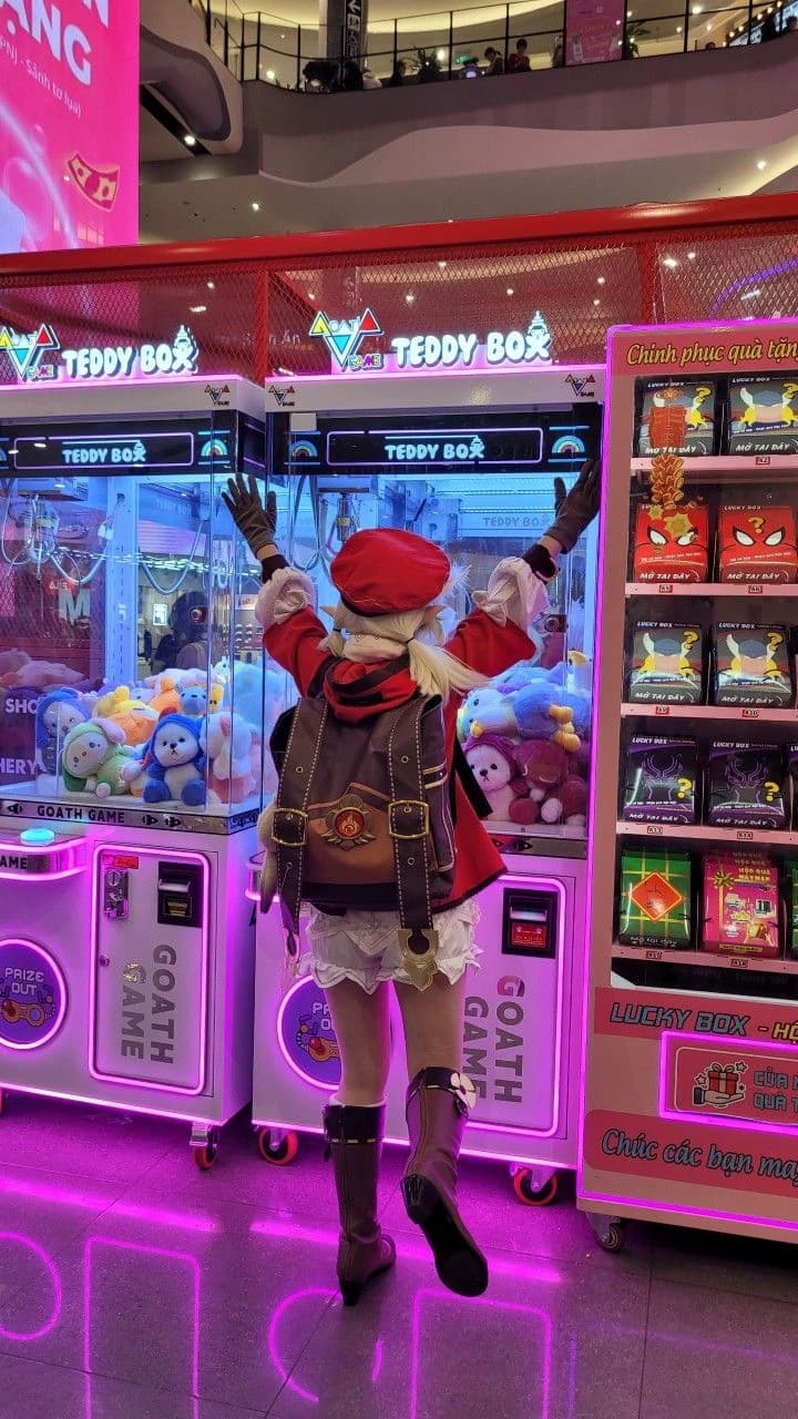Shopping mall, you're a cosplayer~ thumbnail