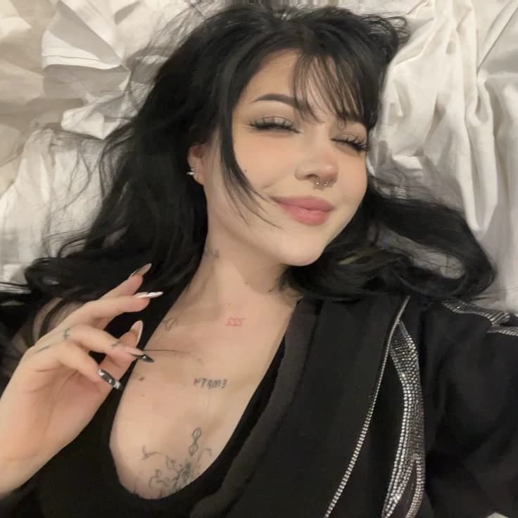 Laura Musch/Laurinchhhe in tiktok/twitch thumbnail