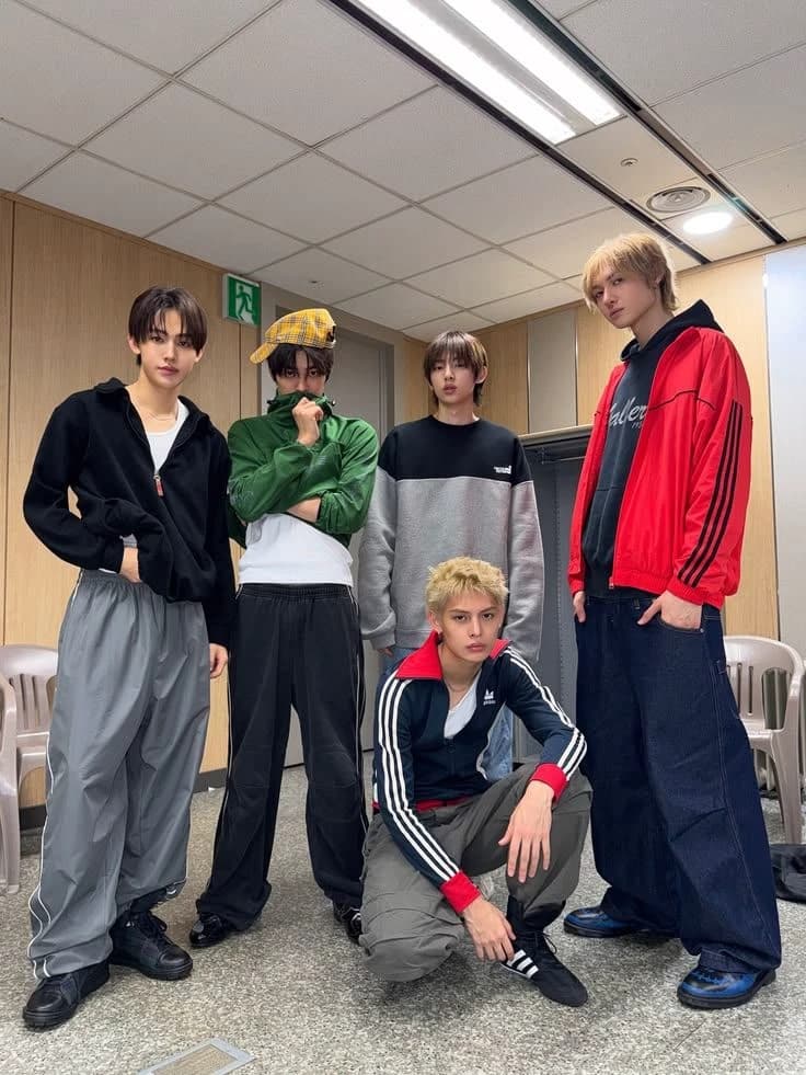 Martin, James, Juhoon, Seonghyeon and Keonho - New girl. thumbnail