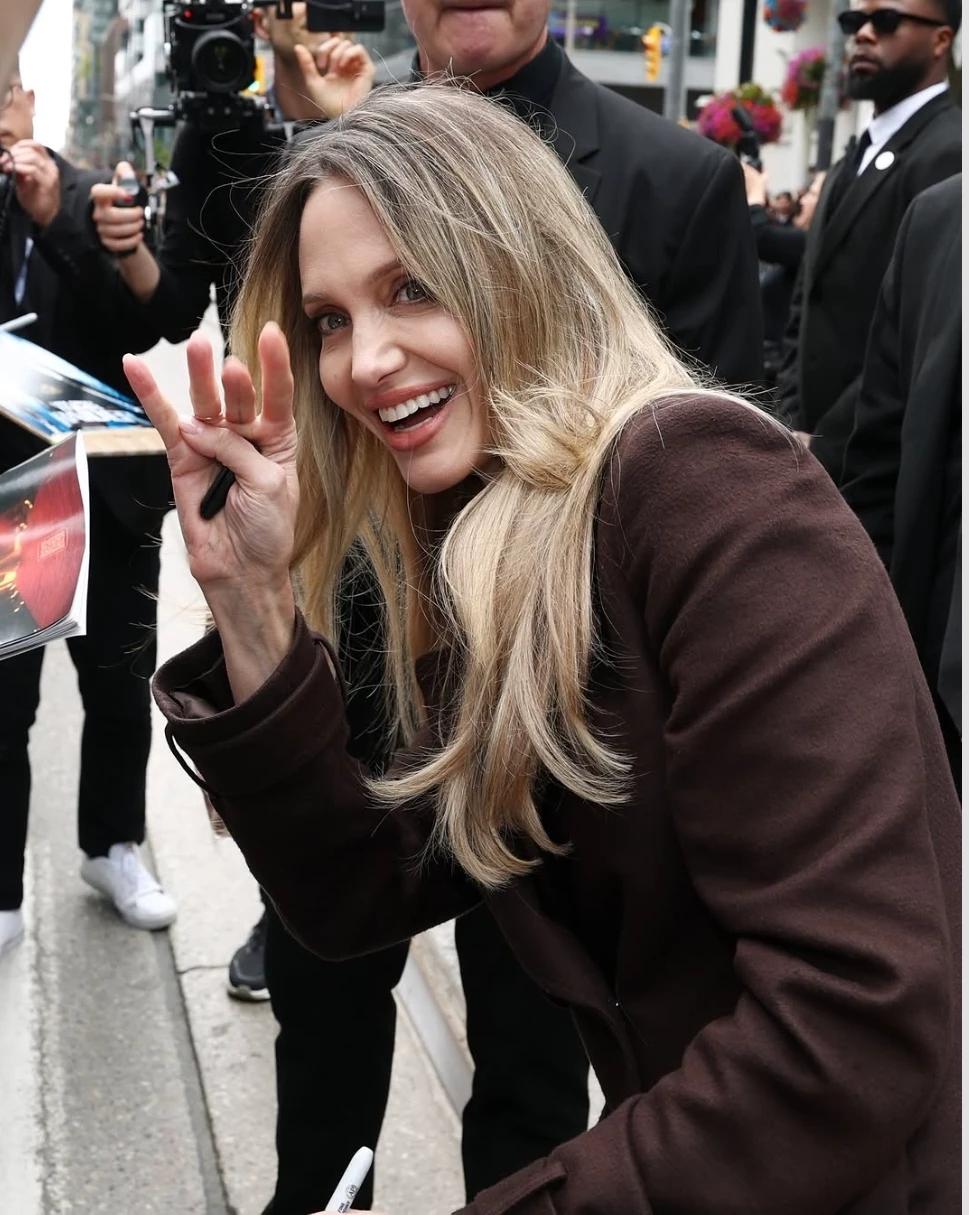 Angelina Jolie university professor and mother🌸🩷 thumbnail
