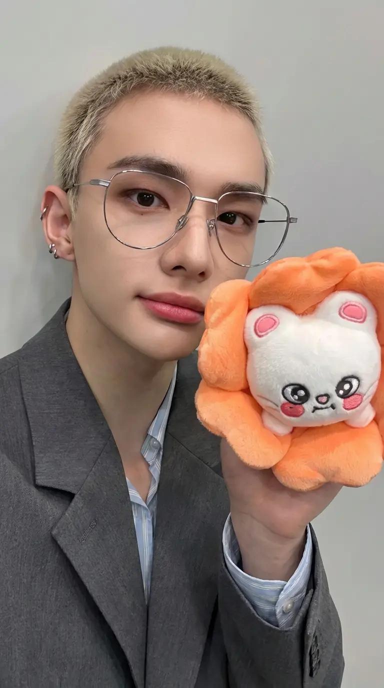 Hwang Hyunjin  thumbnail