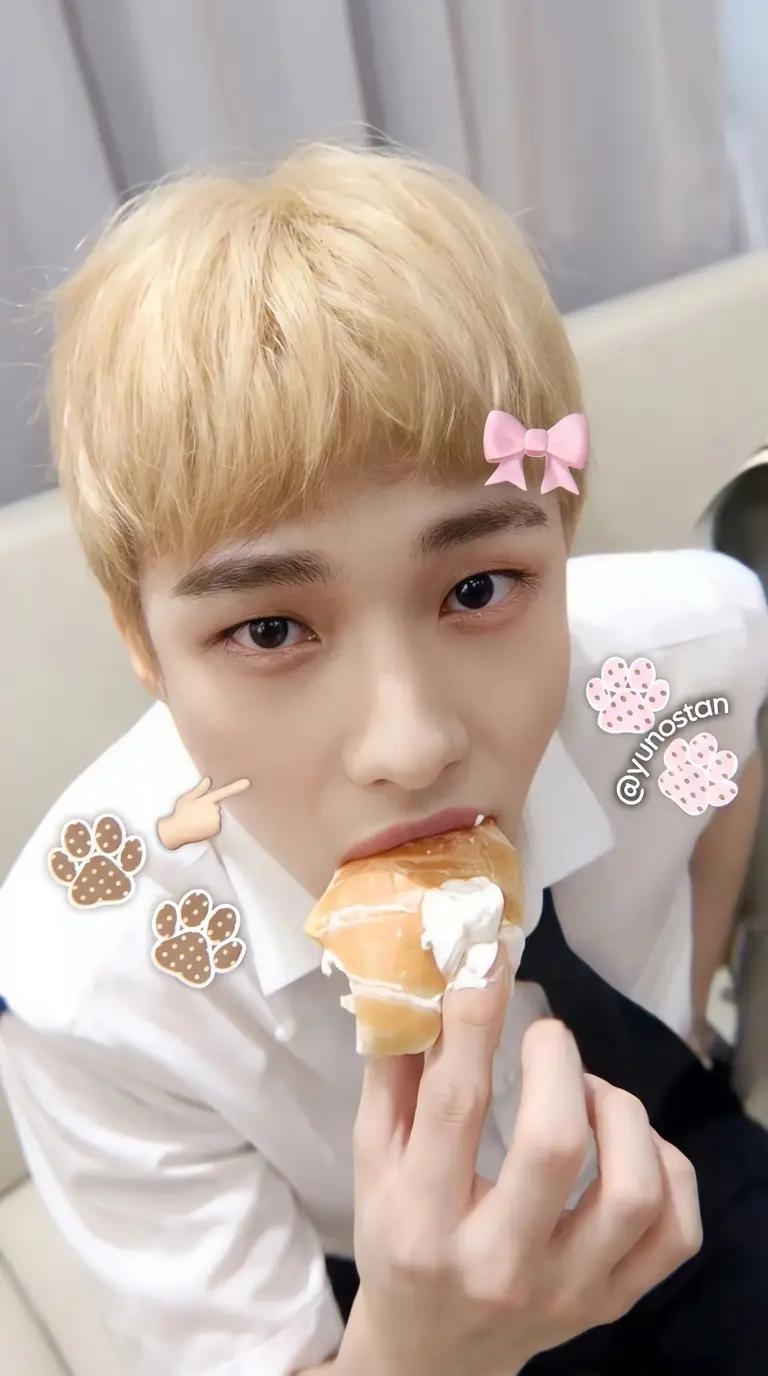 Hwang Hyunjin thumbnail