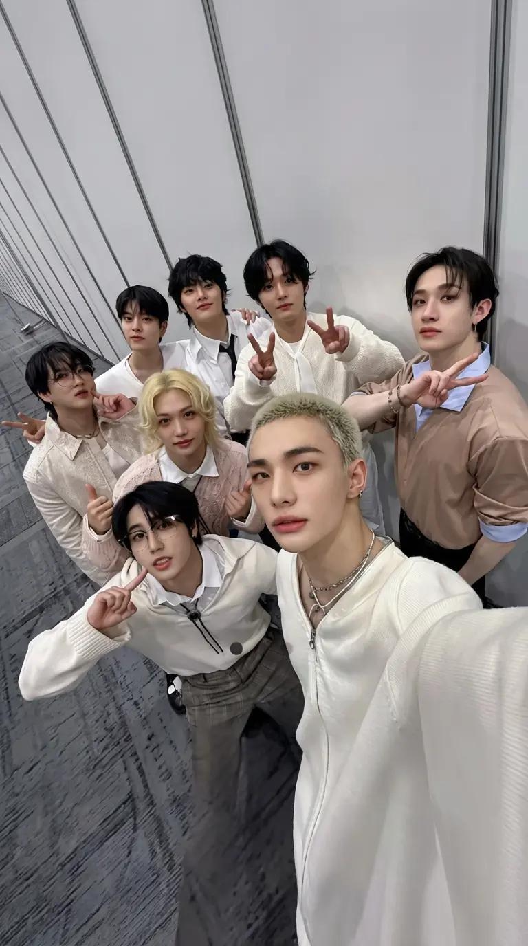 Stray kids thumbnail