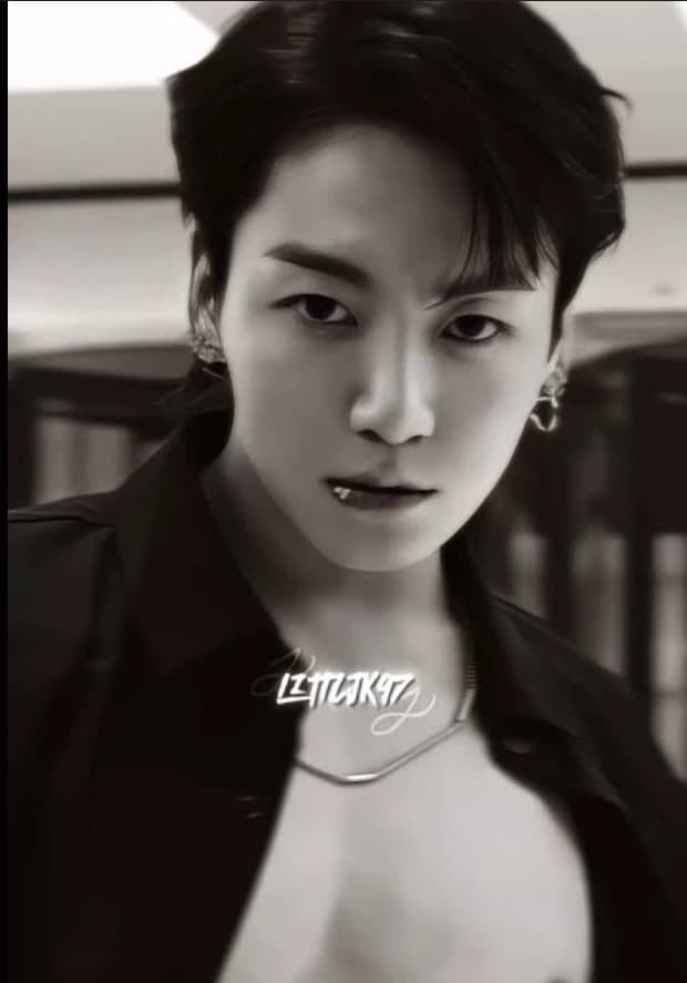 Jungkook ( cuando bajada la cocina y el novio de tu madrastra te hace el amor) thumbnail