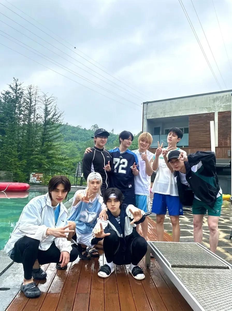 Stray kids thumbnail