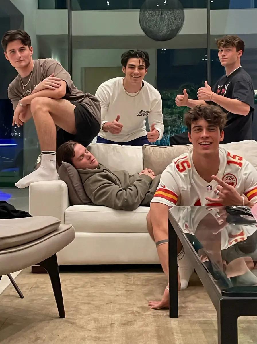 Roommates thumbnail