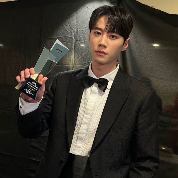 Lee Jun Young  thumbnail