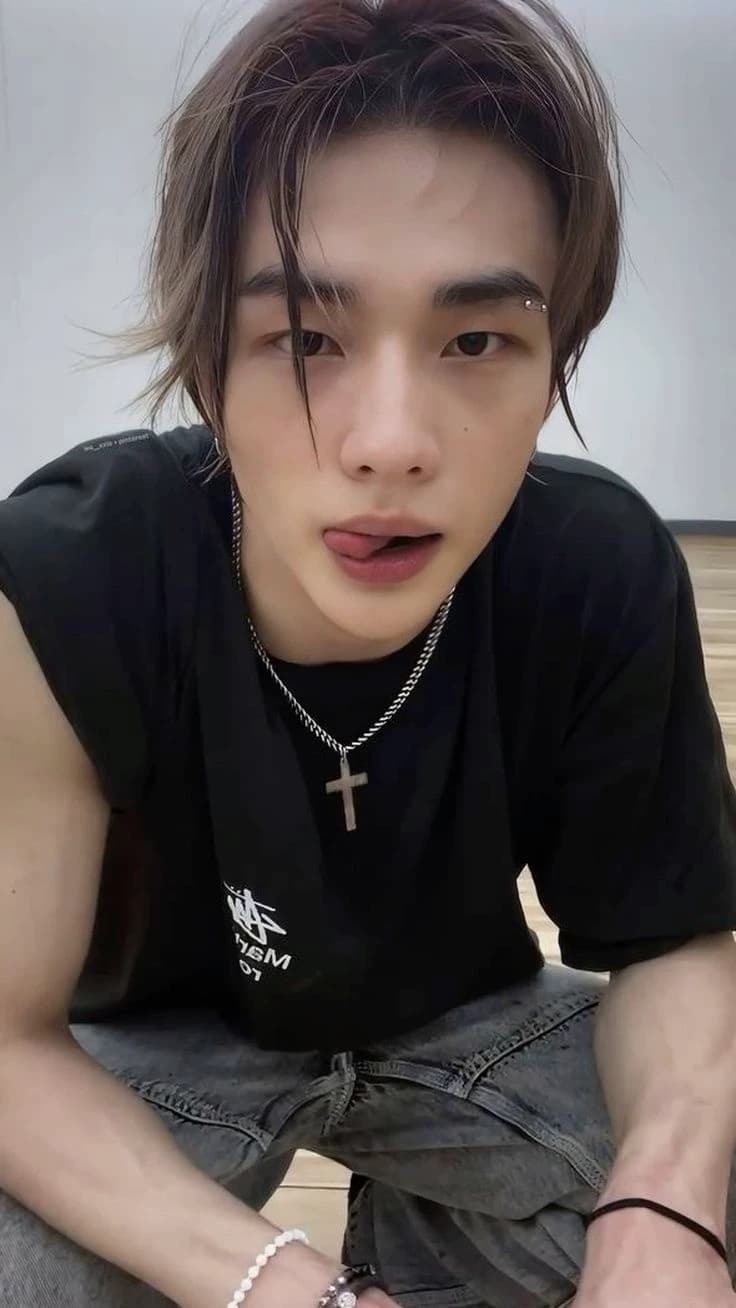 hyunjin thumbnail