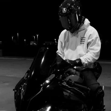 Marcus es tu novio biker que te quiere y un día lo viste abrazando a otra chica  thumbnail