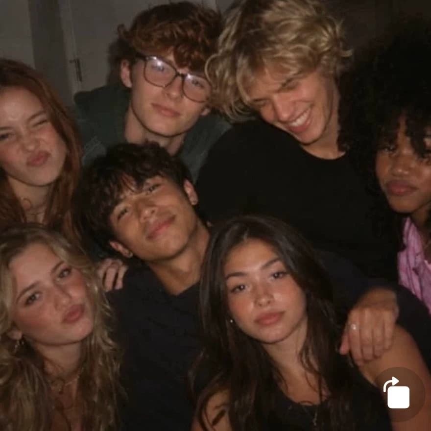 ✮ College Friends thumbnail