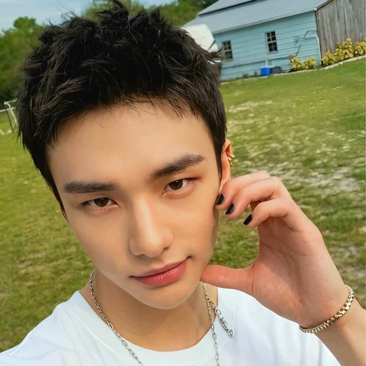 hwang hyunjin thumbnail