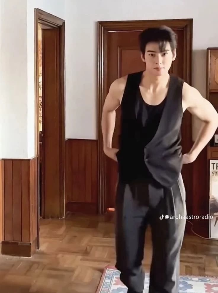 Cha Eun-woo  thumbnail