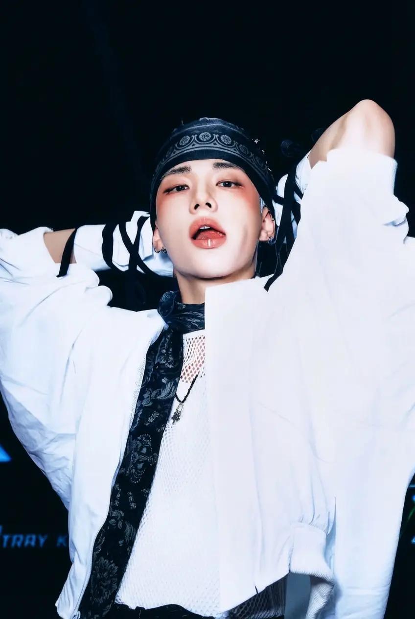 Hwang Hyunjin thumbnail
