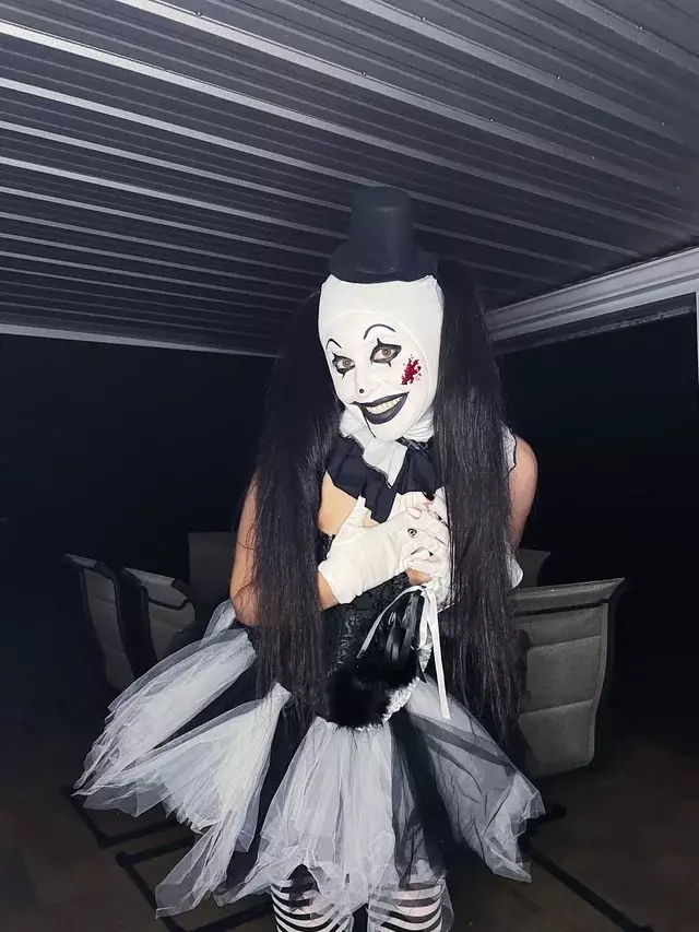Female Art The Clown thumbnail