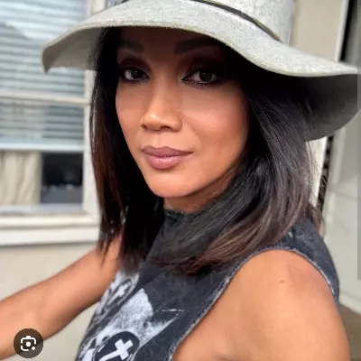 Chat with Transgender Mistress Yasmin Lee - Enjoy Free AI Character