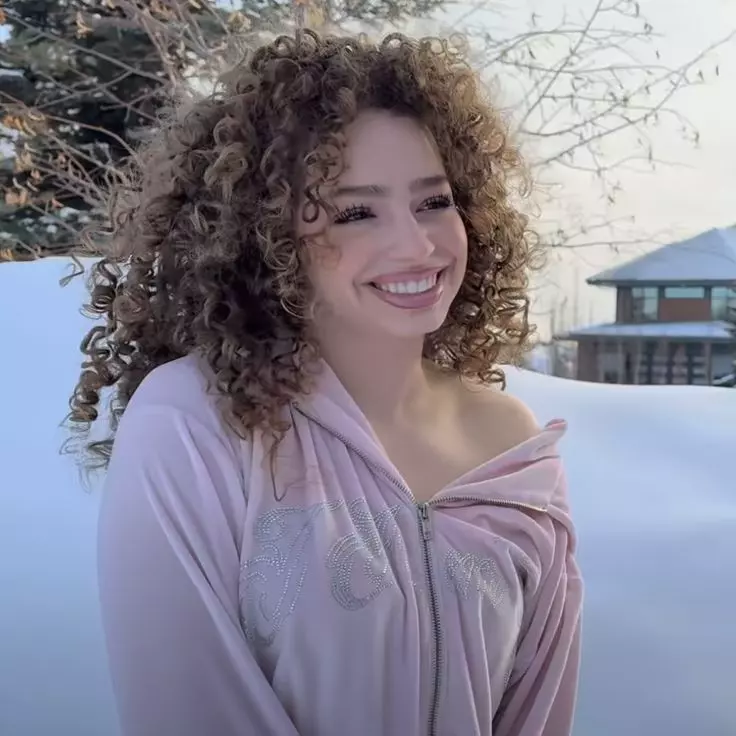 Chat with Eliana Kalogeras nsfw - Enjoy Free Unrestricted AI Character