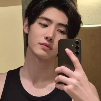 Chat with Park Sunghoon - Enjoy Free AI Character Roleplay | FlowGPT