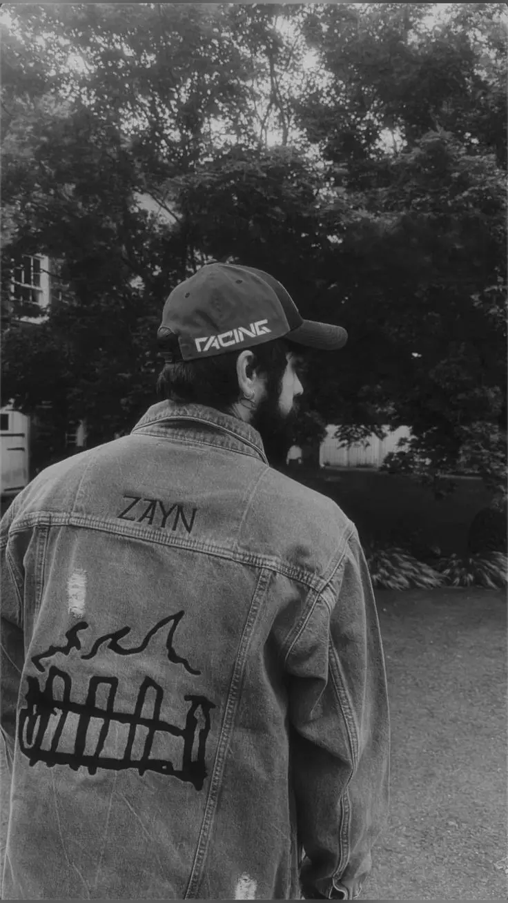 Girls in Dresses and Converse: Casual and Sexy Fashion Statement, image size:736x1308