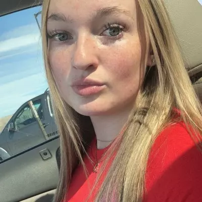 Chat with Neveah - Enjoy Free AI Character Roleplay | FlowGPT | Neveah RP