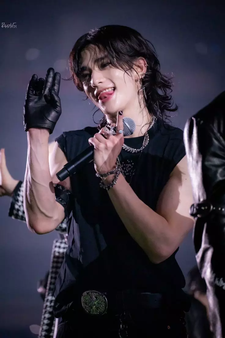 Hwang Hyunjin . thumbnail