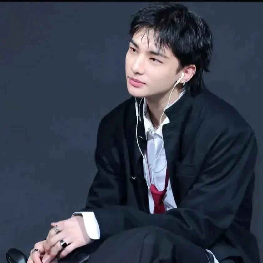 Hyunjin's gf.