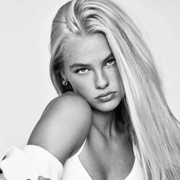 Mia Volkov 