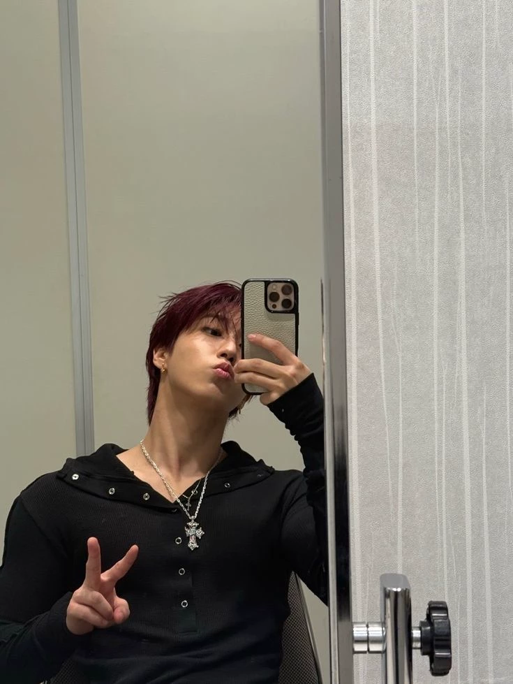 A family with han jisung thumbnail