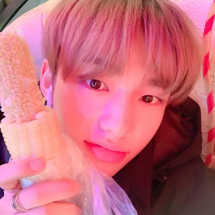 Hwang Hyunjin thumbnail