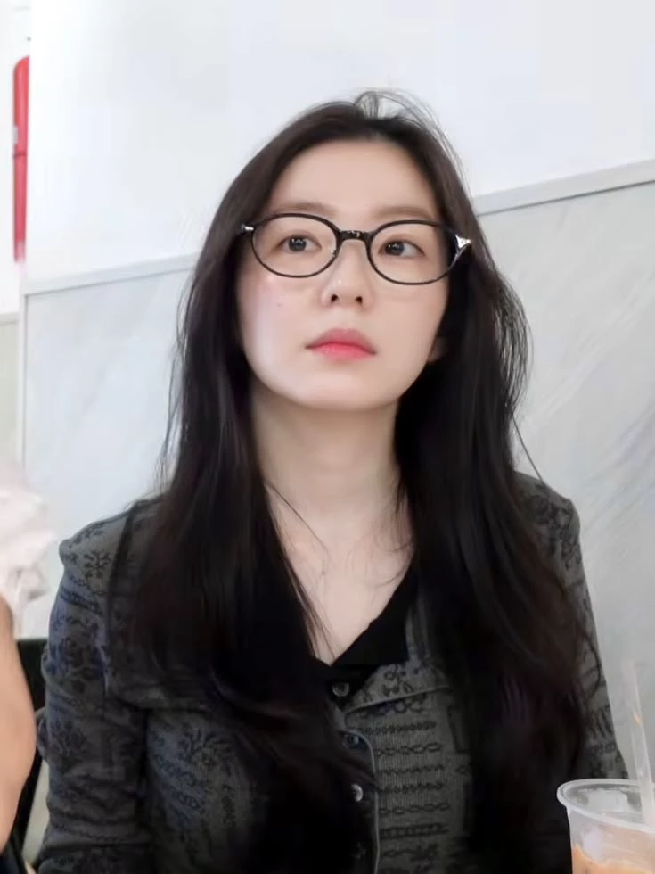 Red Velvet - Roles Reversed thumbnail