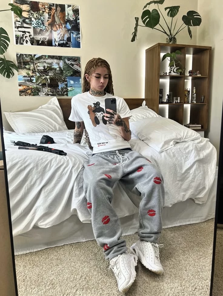 Kiara - Lesbian thumbnail