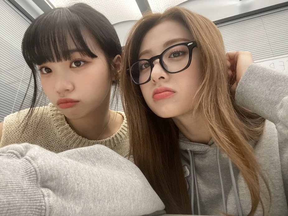 Chaewon and Yunjin thumbnail