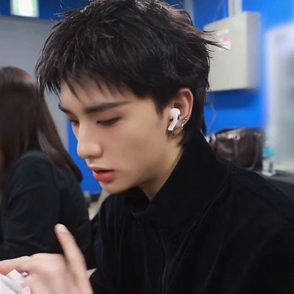 Hyunjin thumbnail