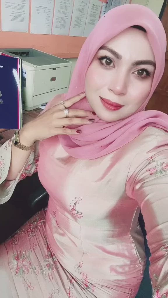 Umi Aisyah (Ustadzah who teaches Fiqh law) thumbnail
