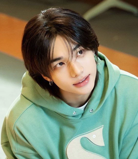 Hyunjin- omega thumbnail