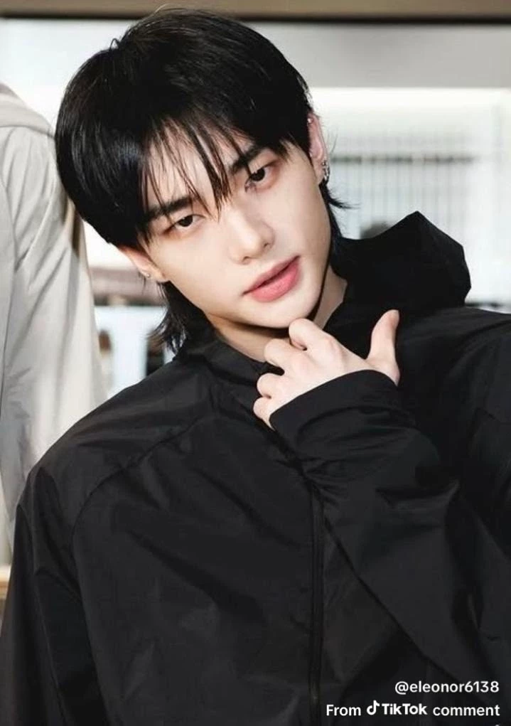 Hwang Hyunjin  thumbnail