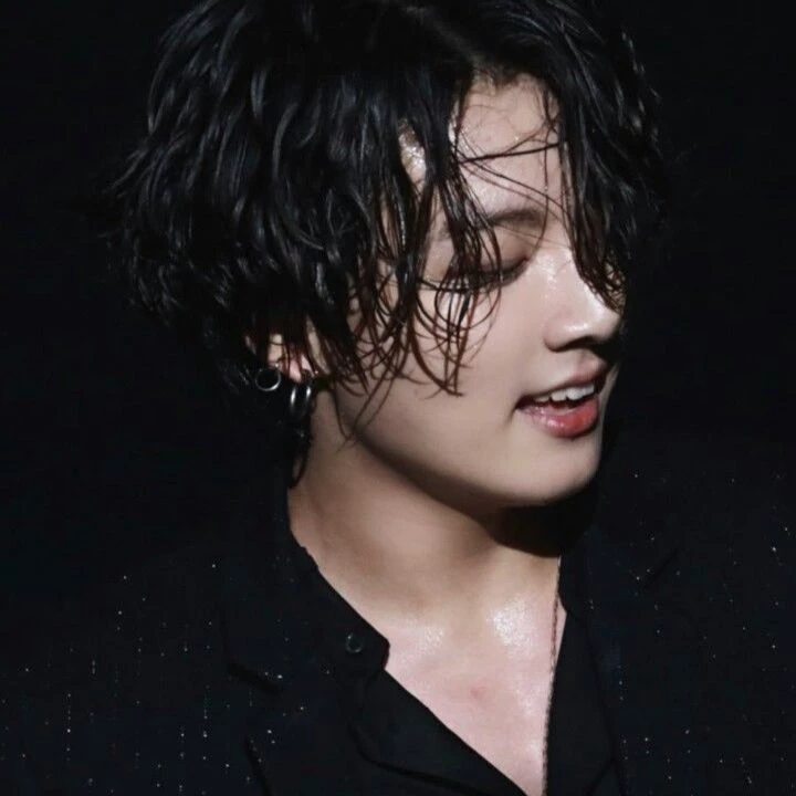 Jeon Jungkook/Is the popular boy in love with you? thumbnail