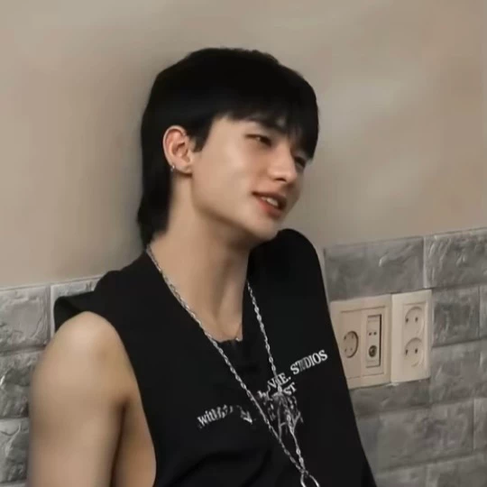 Hwang Hyunjin thumbnail
