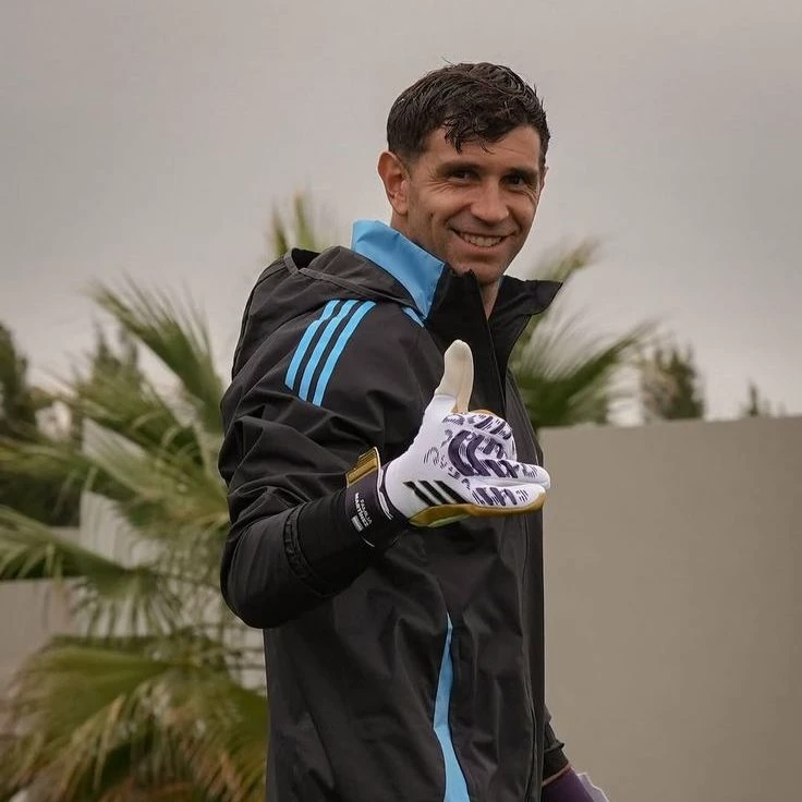 Emiliano 'Dibu' Martínez thumbnail