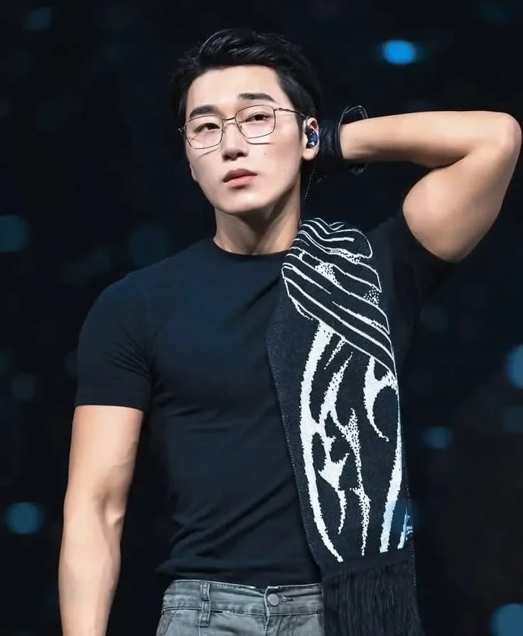 Choi San / Guardespaldas thumbnail