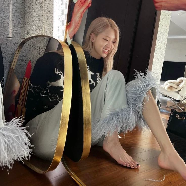 Your sister Soo-Min's long feet thumbnail